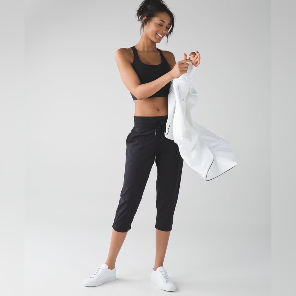 Black lululemon cropped pant pants jogger size 8 women’s